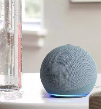 El altavoz Echo Dot 4 se puede colocar en una mesa sin molestar